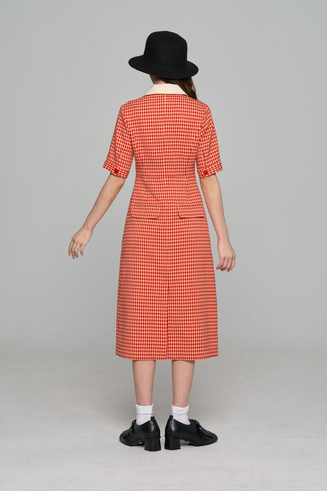 《メニュー表で顔を隠してる》オープンカラーチェックワンピース-Orange red