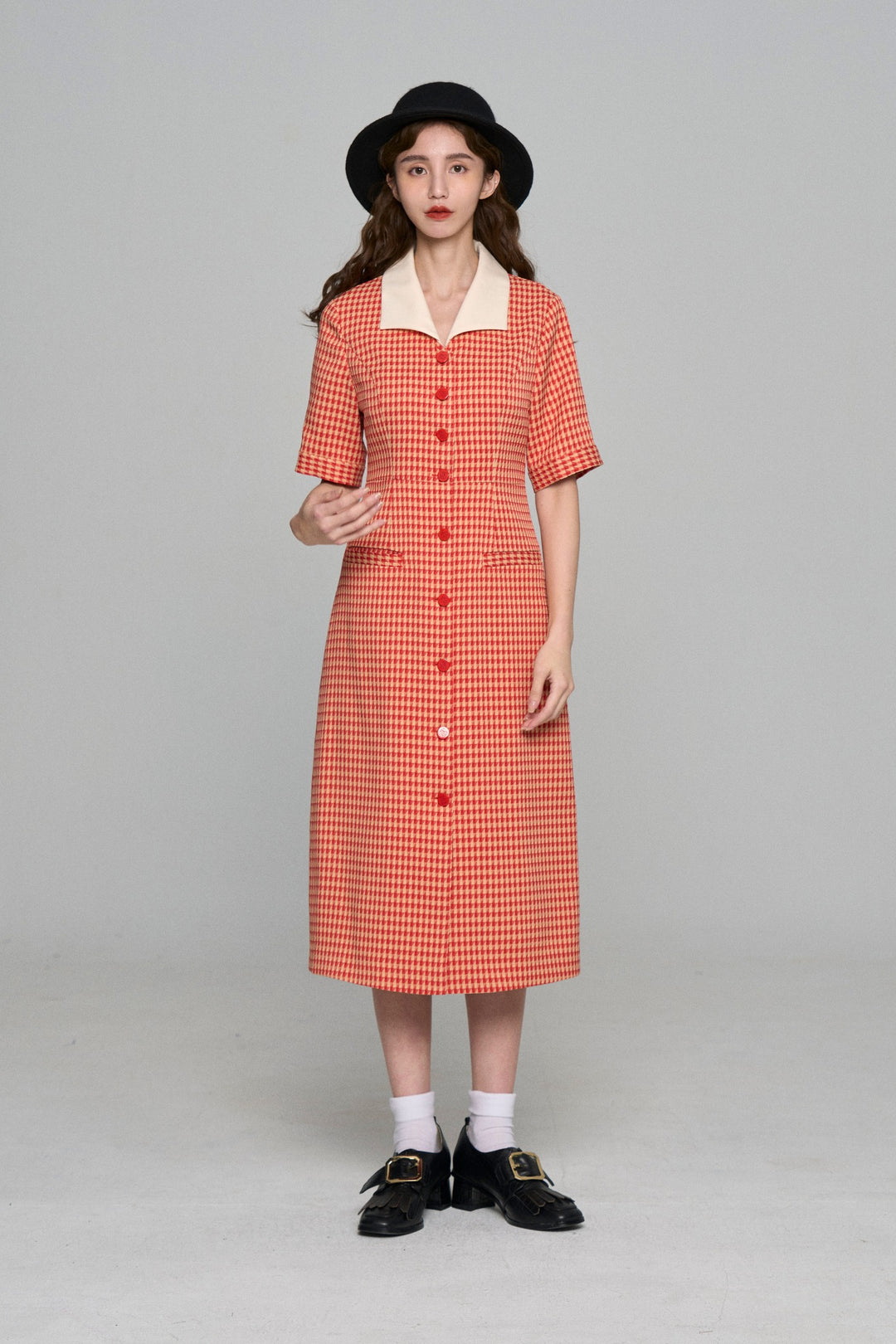 《メニュー表で顔を隠してる》オープンカラーチェックワンピース-Orange red