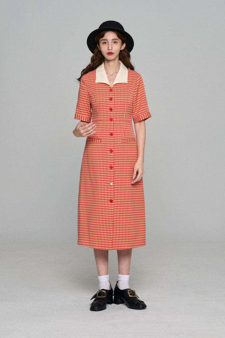 《メニュー表で顔を隠してる》オープンカラーチェックワンピース-Orange red