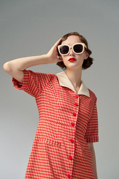 《メニュー表で顔を隠してる》オープンカラーチェックワンピース-Orange red