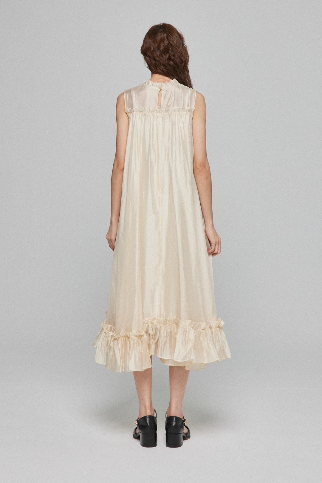 《キラキラ輝く湖面に》ラッフルトリムドレス-White