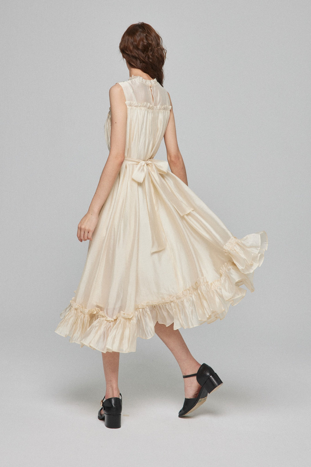 《キラキラ輝く湖面に》ラッフルトリムドレス-White