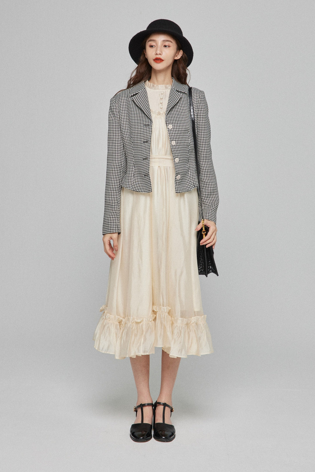《キラキラ輝く湖面に》ラッフルトリムドレス-White