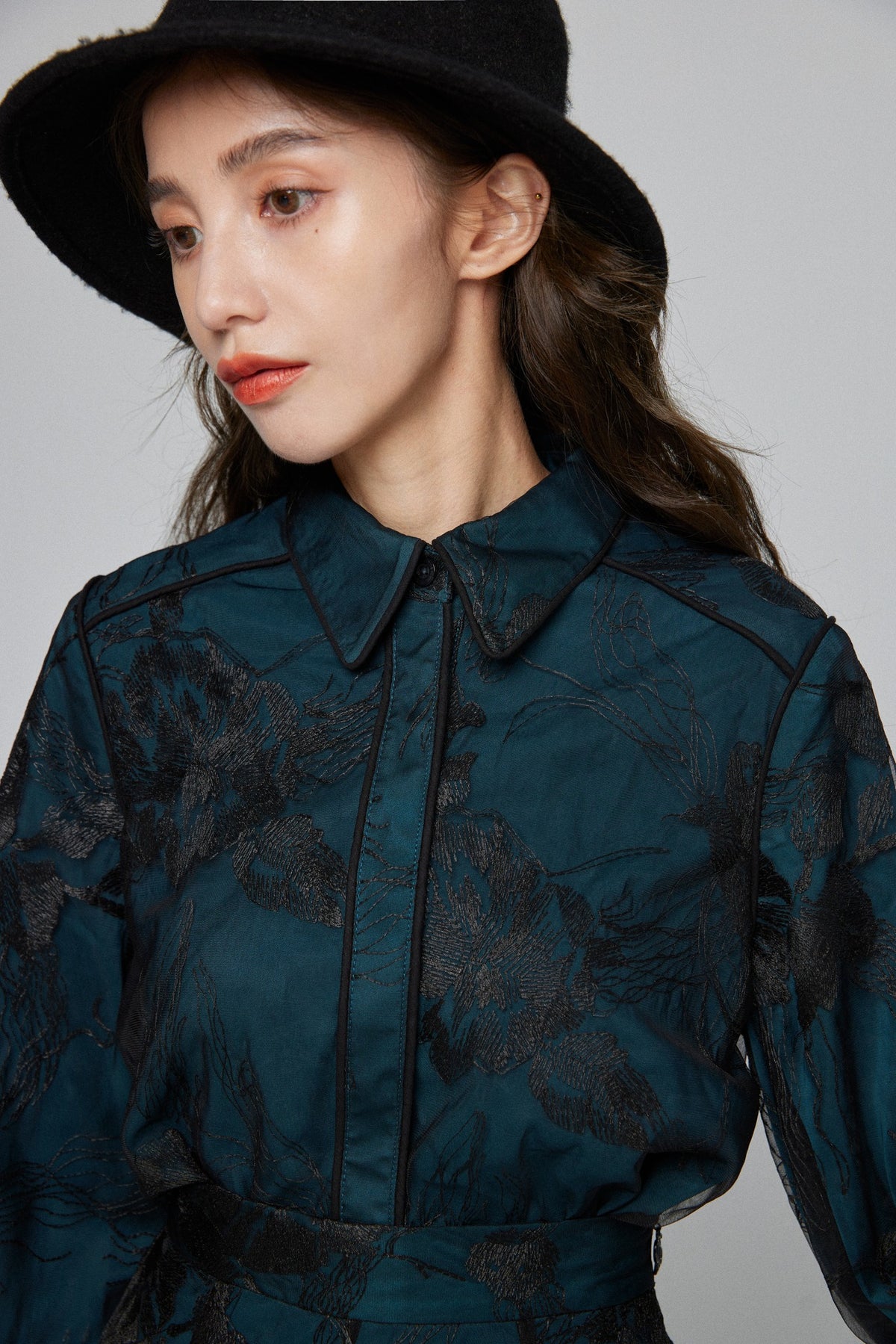 《サリーとデイヴィットのスキャンダル》シースルーエンブロイダリーブラウス-Dark green