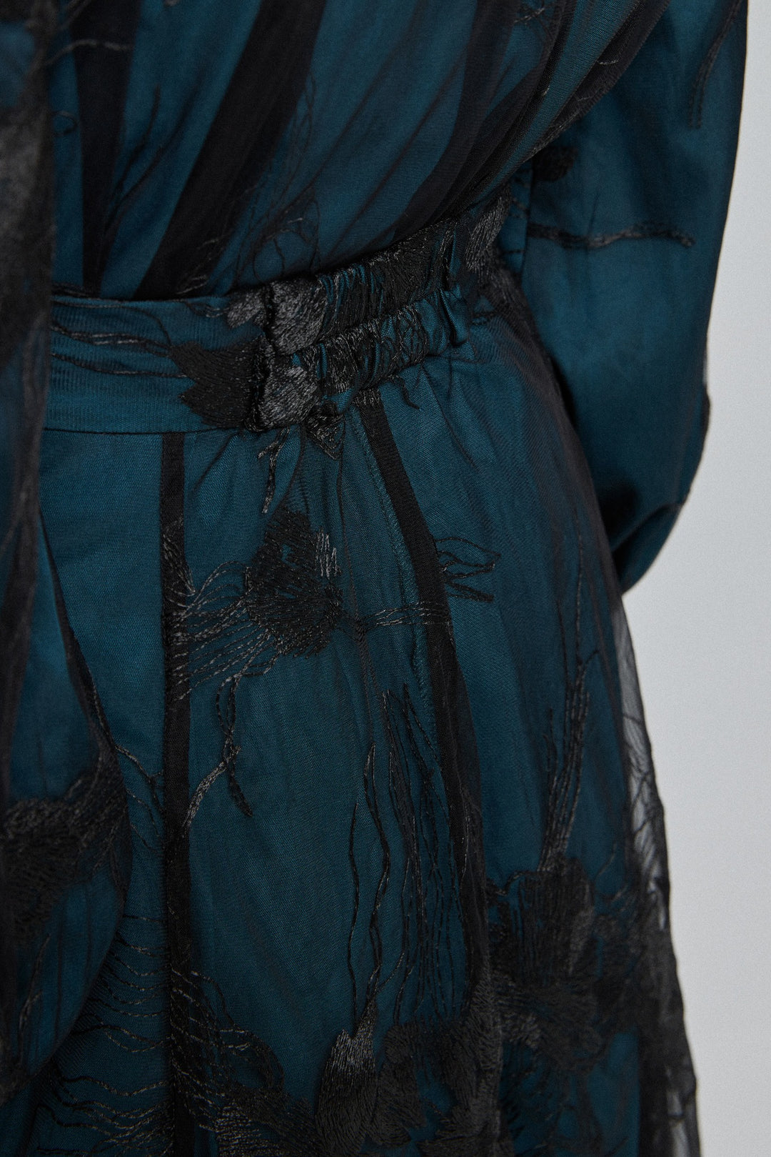 《サリーとデイヴィットのスキャンダル》シースルーエンブロイダリーブラウス-Dark green