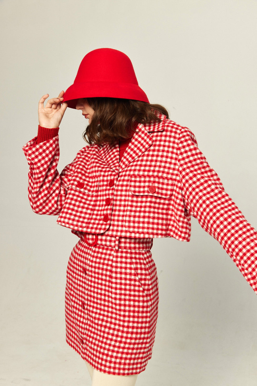《ウィッグとサングラスをして》ギンガムチェックハイウエストスカート-Red