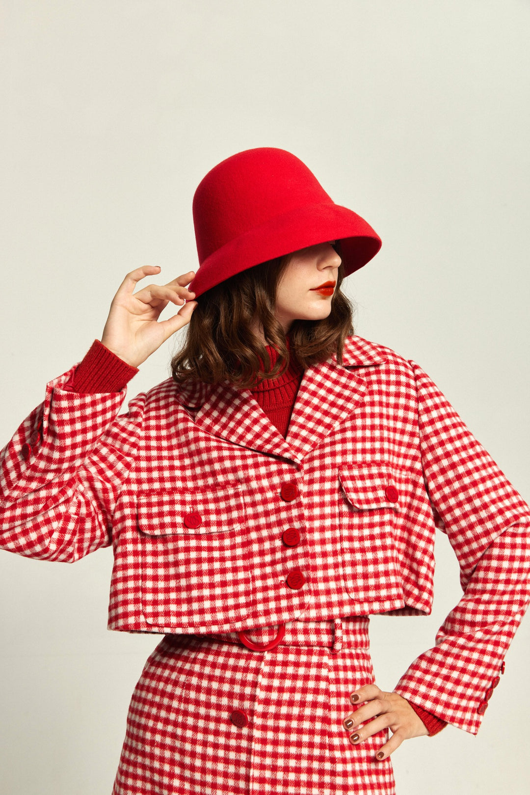 《ウィッグとサングラスをして》ギンガムチェックハイウエストスカート-Red