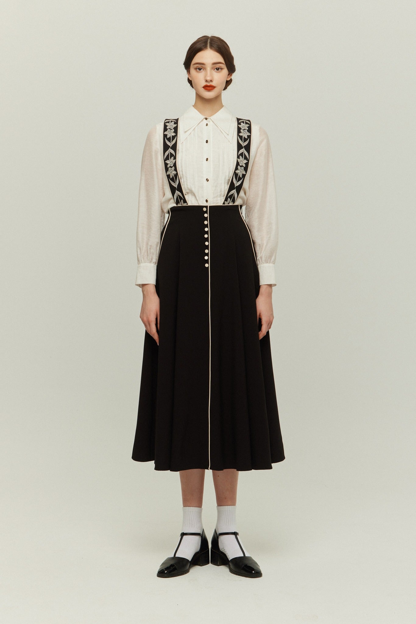 《櫛はいりません》フラワーエンブロイダリーサスペンダースカート-Black
