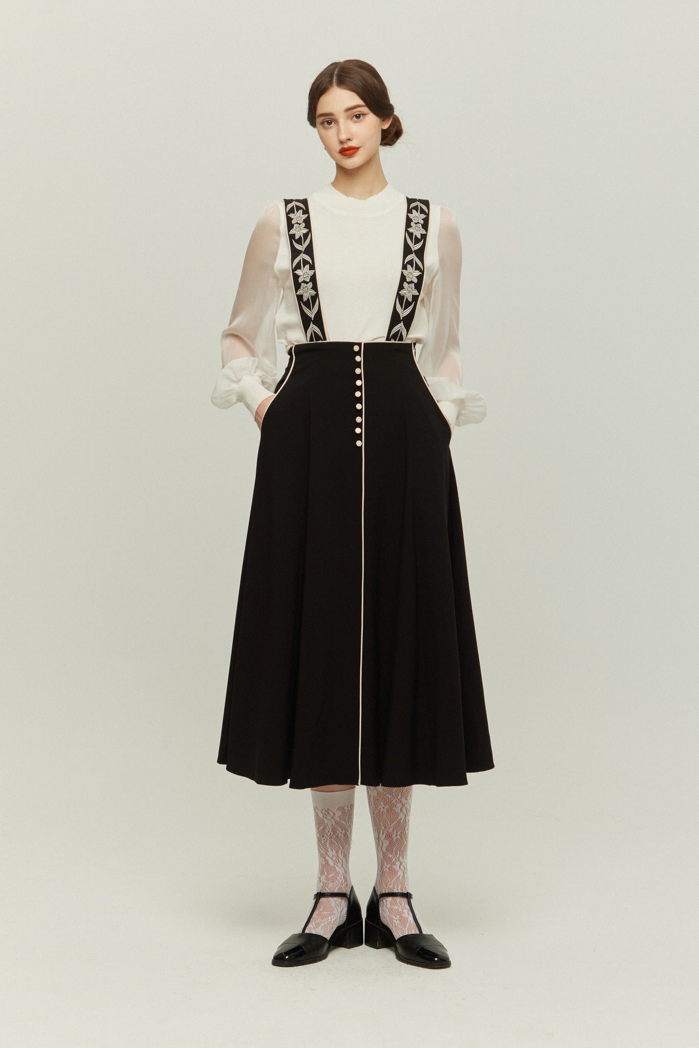 《櫛はいりません》フラワーエンブロイダリーサスペンダースカート-Black
