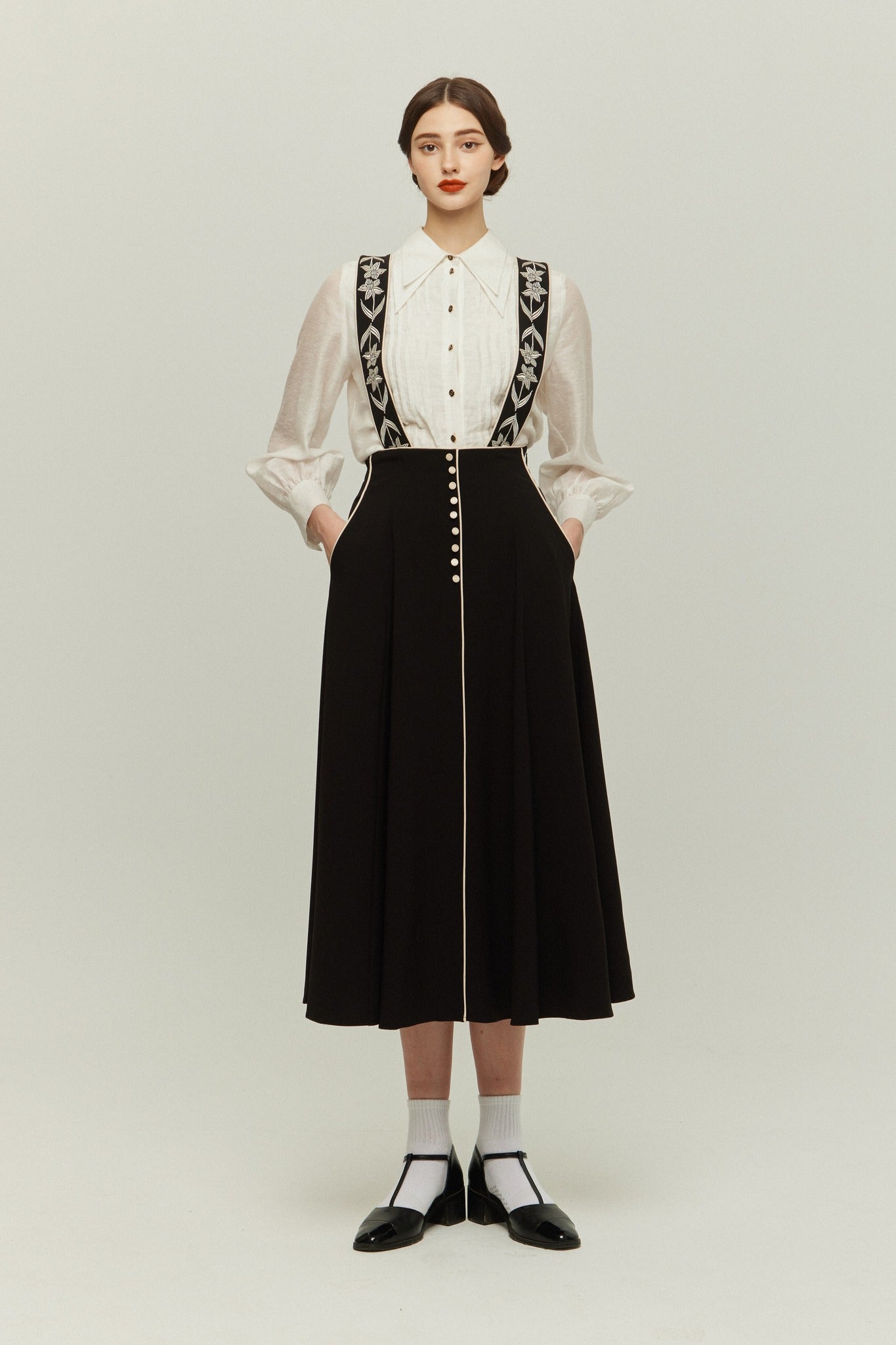 《櫛はいりません》フラワーエンブロイダリーサスペンダースカート-Black