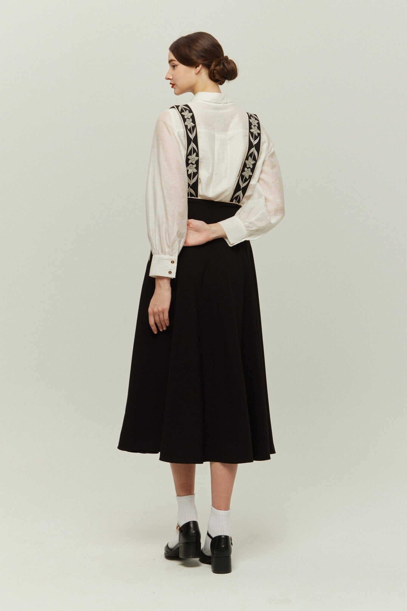 《櫛はいりません》フラワーエンブロイダリーサスペンダースカート-Black