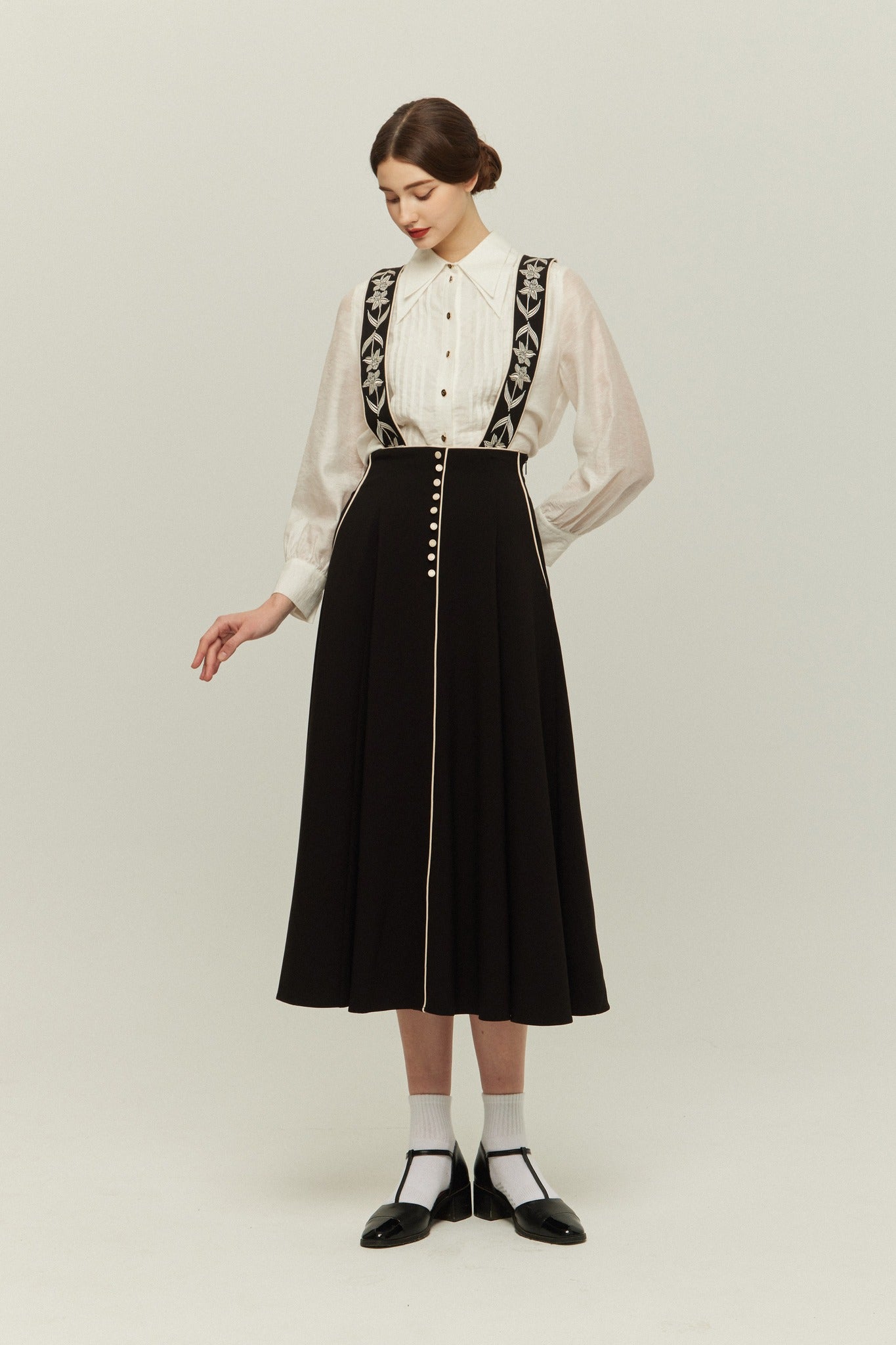 《櫛はいりません》フラワーエンブロイダリーサスペンダースカート-Black