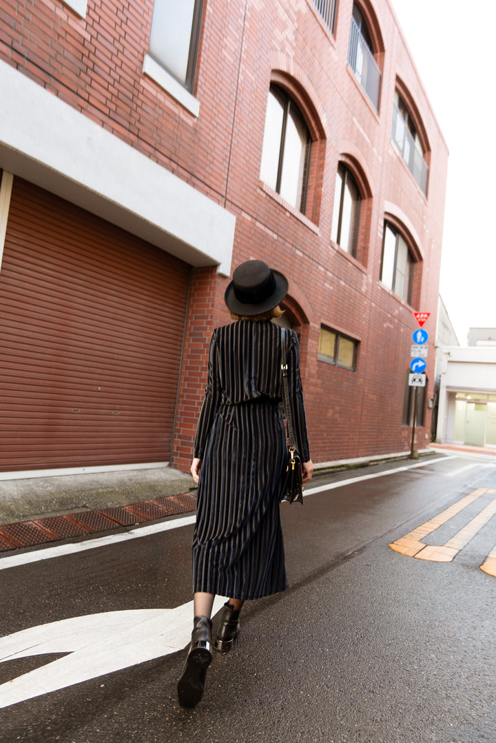 《上の階から物音がする》ベルベットストライプトップ-Black