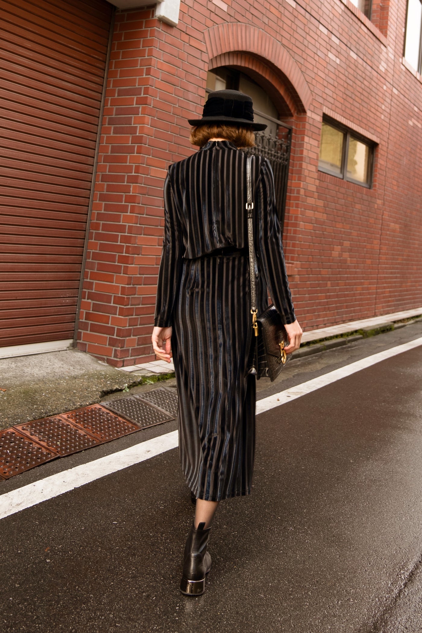 《上の階から物音がする》ベルベットストライプトップ-Black