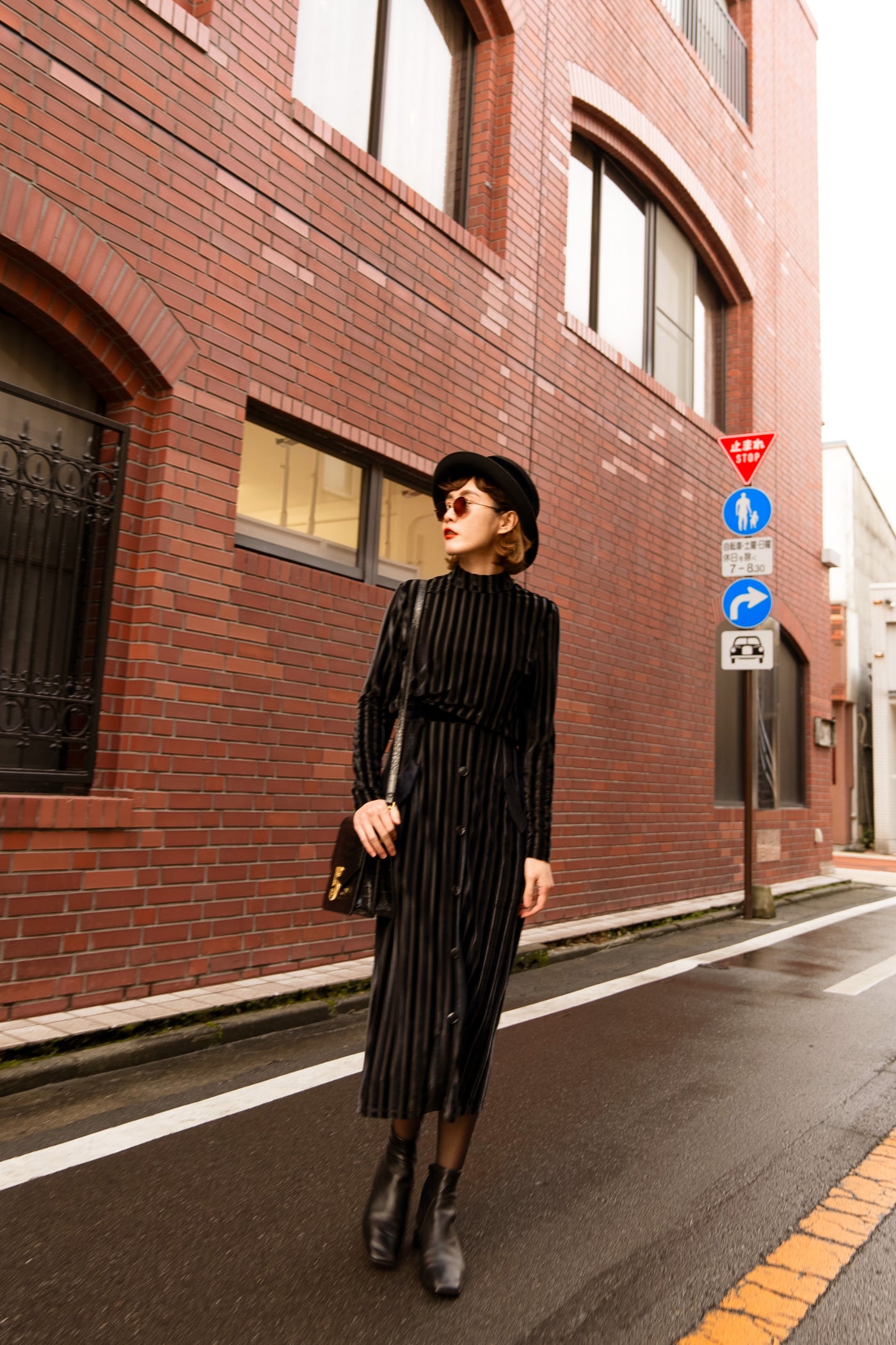 《上の階から物音がする》ベルベットストライプトップ-Black