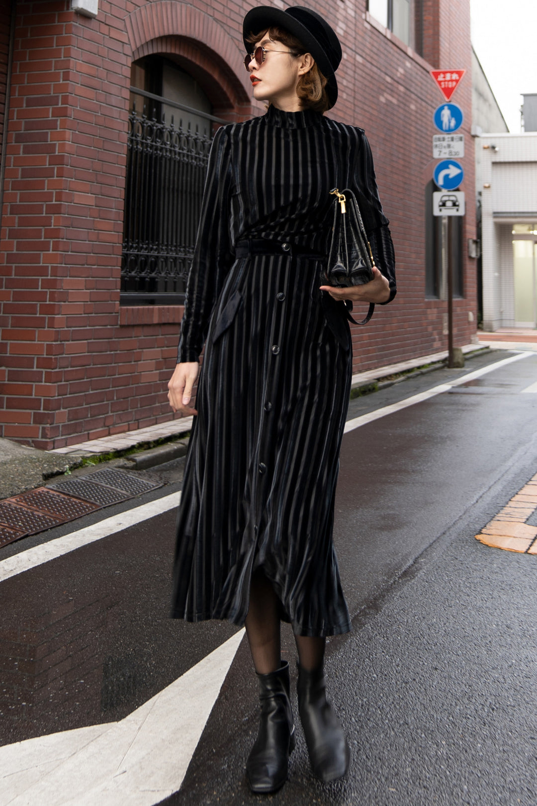 《上の階から物音がする》ベルベットストライプトップ-Black