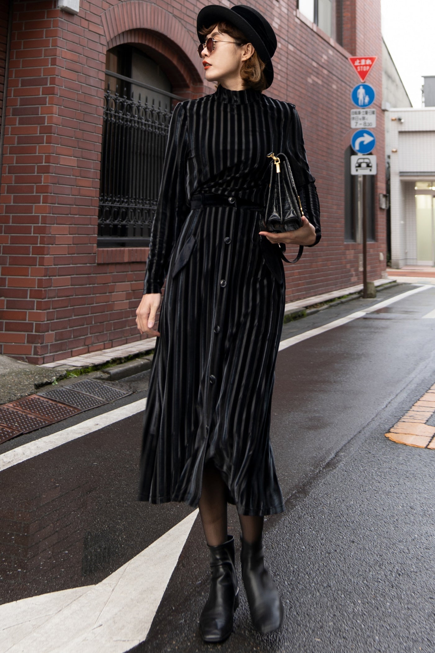《上の階から物音がする》ベルベットストライプトップ-Black